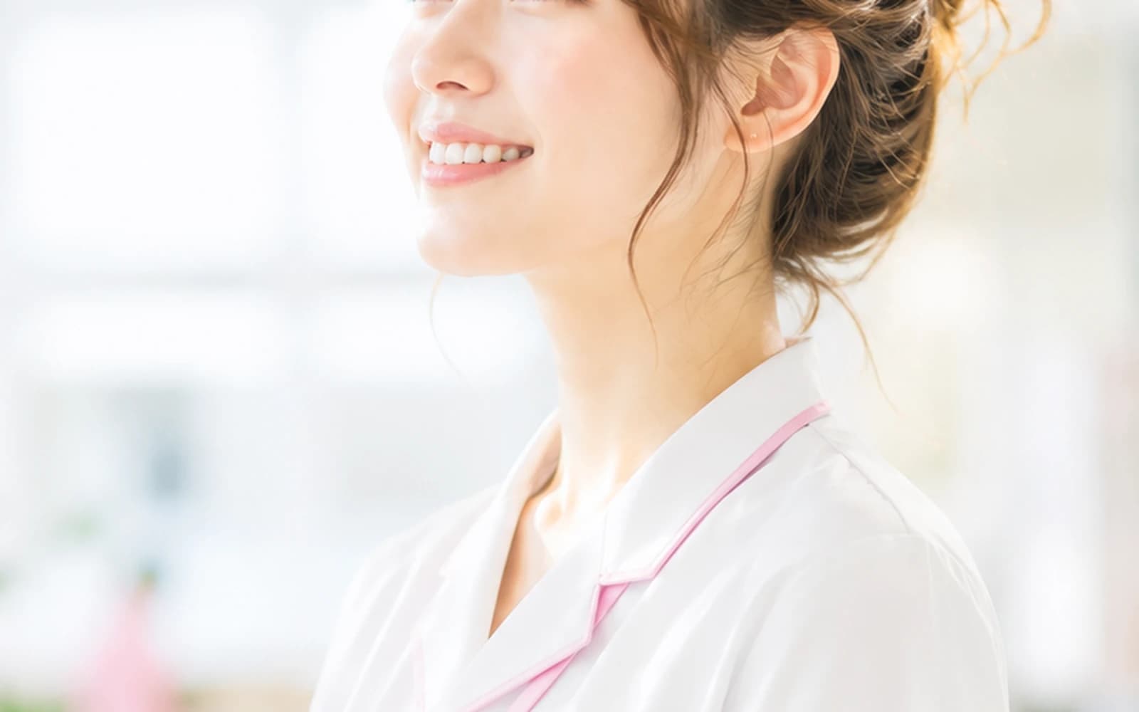 前向きな表情の看護師